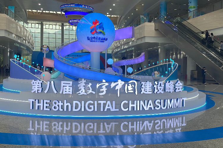 推动实数深度融合，培育数字化转型服务商 国家数据局刘烈宏谈人工智能基础软件开发